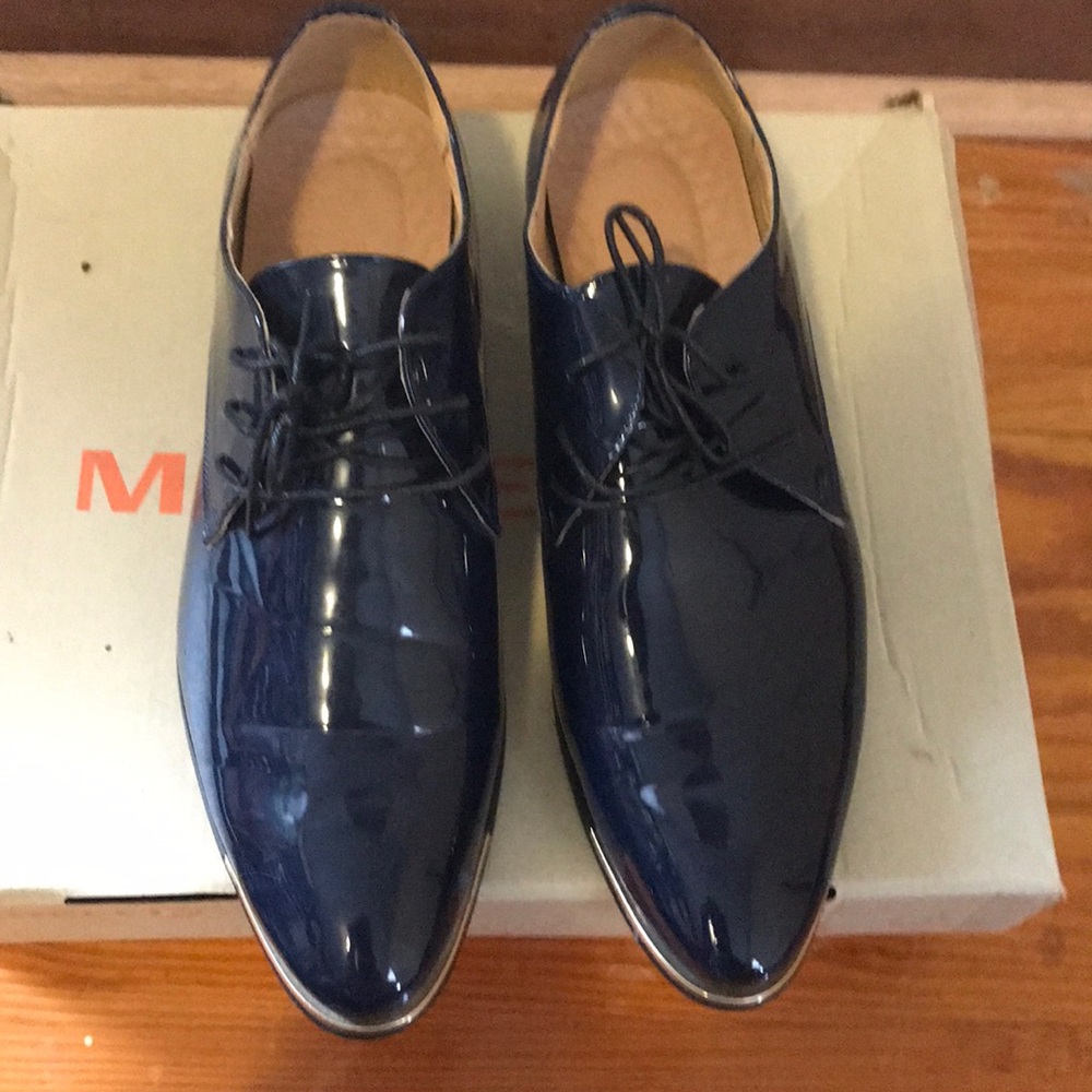 Men’s pointed toe dress shoes